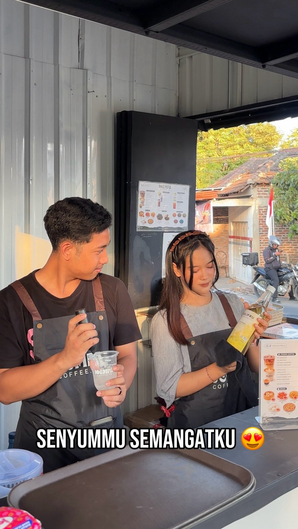 Barista Joempa Coffee menyiapkan minuman
