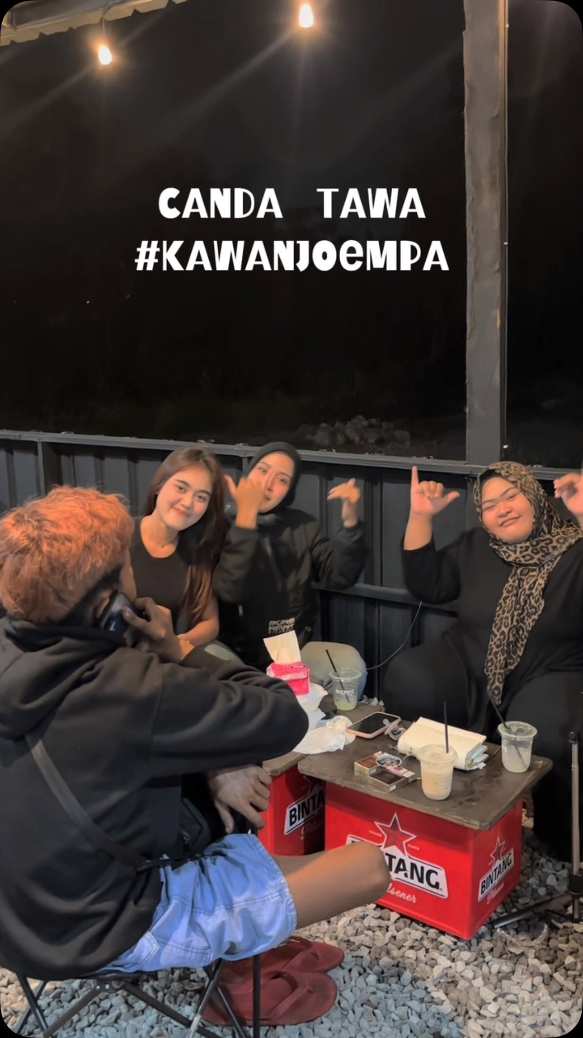 Kawan Joempa duduk bersama di satu meja