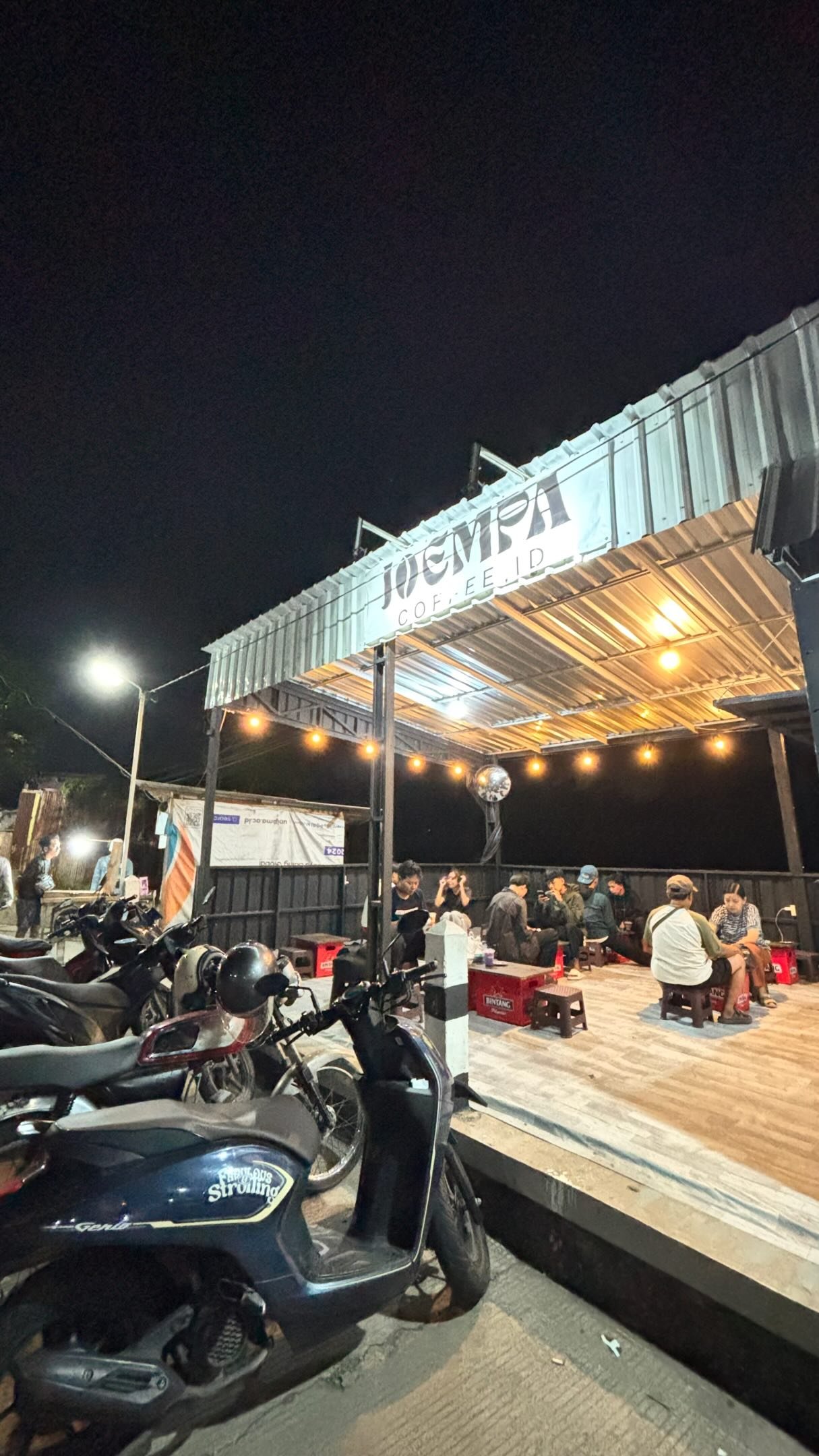 Pengunjung menikmati suasana malam di Joempa Coffee